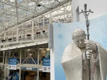 Imagem do papa são João Paulo II no Hospital Gemelli, em Roma, onde o papa Francisco está internado.