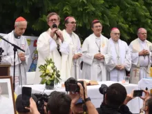Missa pela saúde do papa Francisco na Plaza de la Constitución em Buenos Aires, Argentina, na segunda-feira (24).