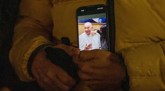 Centenas de fiéis rezam terço todas as noites pelo papa Francisco na praça de São Pedro ?? 