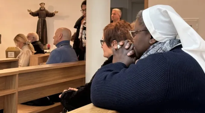 Fiéis se reúnem para rezar em hora santa na capela São João Paulo II no Hospital Gemelli ?? 