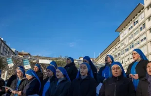O papa Francisco apresentou hoje “uma melhora leve e contínua”, disse a Santa Sé