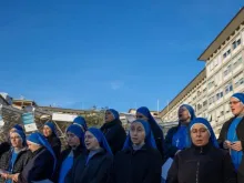 O papa Francisco apresentou hoje “uma melhora leve e contínua”, disse a Santa Sé
