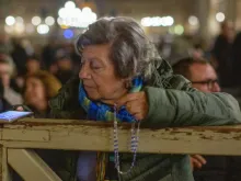 Centenas de fiéis rezam o terço todos os dias pela recuperação do papa Francisco na praça de São Pedro, no Vaticano.
