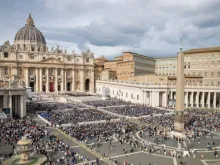 Peregrinos se reúnem na praça de São Pedro, no Vaticano, para uma missa e canonização de 14 novos santos em 20 de outubro de 2024.
