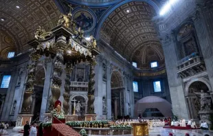 Missa da solenidade da Imaculada Conceição, com o baldaquino de Bernini e o altar papal decorado com flores brancas, na basílica de São Pedro, no Vaticano, em 8 de dezembro de 2024.