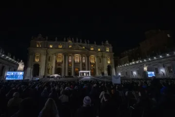 Multidões se reúnem para rezar o terço pela saúde do papa Francisco na praça de São Pedro