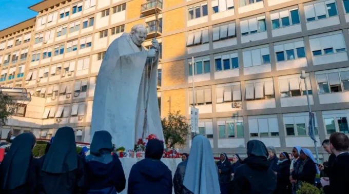 Dezenas de católicos rezam o Santo Rosário do lado de fora do Hospital Agostino Gemelli ?? 