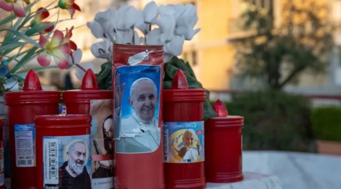 Velas com a imagem do papa Francisco em frente ao Hospital Gemelli ?? 