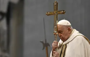Papa Francisco reza em missa na solenidade da Epifania na Basílica de São Pedro, no Vaticano, em 6 de janeiro de 2025.