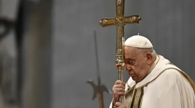 Papa Francisco reza em missa na Epifania de 2025 no Vaticano ?? 