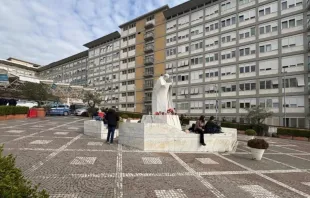 Fachada do Hospital Policlínico Agostino Gemelli, em Roma, onde o papa Francisco está internado desde 14 de fevereiro.