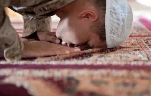 Capelão muçulmano reza no Ramadã, mês sagrado para os muçulmanos.