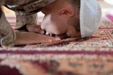 Capelão muçulmano reza no Ramadã