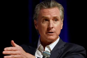 Gavin Newsom fala no East Los Angeles College