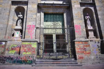 Catedral de Guadalajara depois de manifestações feministas do Dia Internacional da Mulher