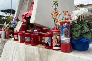 Velas para o papa Francisco em frente ao Hospital Policlínico Agostino Gemelli