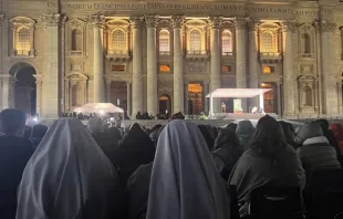 Fiéis rezam terço pelo papa Francisco.