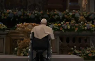 Papa Francisco, rezando hoje (19) na basílica de São Pedro