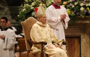 O decano do colégio de cardeais, cardeal Giovanni Battista Re, celebra a Vigília Pascal no lugar do papa Francisco