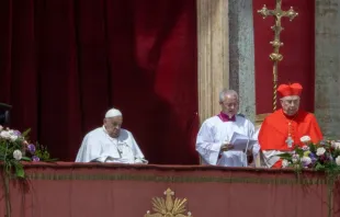 O papa Francisco dá a bênção Urbi et Orbi no Domingo da Ressurreição