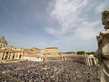Vista panorâmica da praça de São Pedro repleta de fiéis participando da missa do Domingo de Páscoa no Vaticano, em 20 de abril de 2025.
