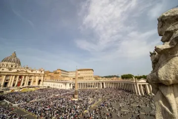 Vista panorâmica da praça de São Pedro repleta de fiéis participando da missa do Domingo de Páscoa no Vaticano em 2025