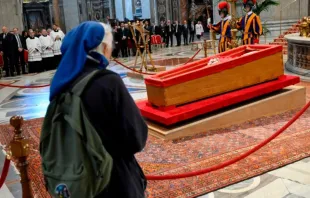 Irmã Genevieve Jeanningros reza hoje (23) em frente ao caixão com os restos mortais do papa Francisco, no Vaticano.