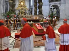 Cardeais passam pelo corpo do papa Francisco na basílica de São Pedro, no Vaticano, na quarta-feira (23).