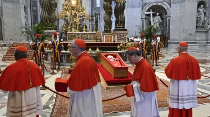 Cardeais passam pelo corpo do papa Francisco na basílica de São Pedro ?? 