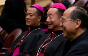 Dom Joseph Guo Jincai (à esquerda) e dom Yang Xiaoting (à direita) na abertura da XV Assembleia Geral Ordinária do Sínodo dos Bispos.