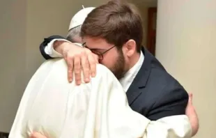 Papa Francisco abraça Daniel Ibáñez, fotógrafo da EWTN.