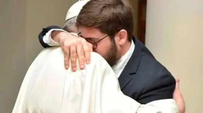 Papa Francisco abraça Daniel Ibáñez ?? 