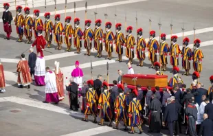 Translado do caixão do papa Francisco para a Basílica de São Pedro, no Vaticano.