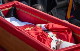 Imagem do caixão do papa Francisco na procissão da Casa Santa Marta até a basílica de São Pedro.