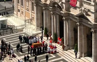 O caixão do papa Francisco é levado hoje (26) à basílica de Santa Maria Maior, em Roma.