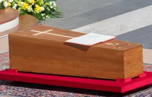 Caixão do papa Francisco na Praça de São Pedro.