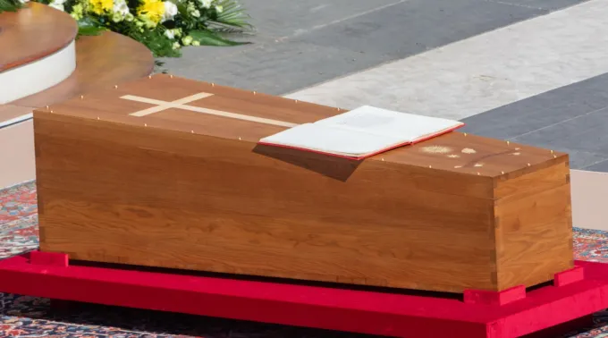 Caixão do papa Francisco na Praça de São Pedro. ?? 