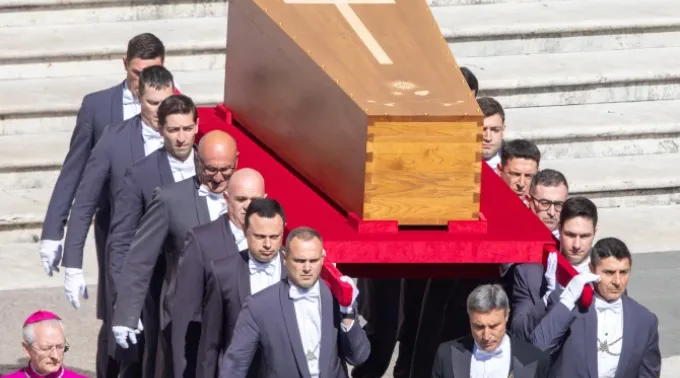 Sediari levam o caixão de madeira do Papa Francisco, marcado com uma cruz, para a Praça de São Pedro para a missa fúnebre. ?? 