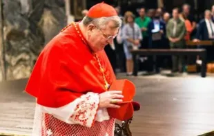 Cardeal Raymond Burke inclina a cabeça em oração no evento de peregrinação Summorum Pontificum, no Vaticano, em 7 de setembro de 2017.
