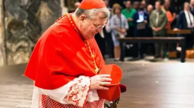 Cardeal Raymond Burke inclina a cabeça em oração no evento de peregrinação Summorum Pontificum em 2017 ?? 