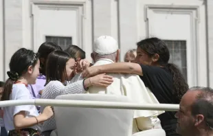 Papa Francisco cumprimenta jovens reunidos na Praça de São Pedro, no Vaticano, para sua audiência geral de quarta-feira, em 17 de abril de 2024.