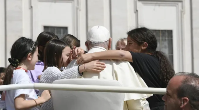 Papa Francisco cumprimenta jovens reunidos na Praça de São Pedro  em 17 de abril de 2024 ?? 