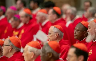 Cardeais celebram ontem (29) Missas Novendiales no quarto dia de luto pelo papa Francisco, na basílica de São Pedro, no Vaticano.