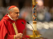 O arcipreste da basílica de São Pedro, cardeal Mauro Gambetti, OFM Conv, profere homilia ontem (29) no quarto dia das Missas Novendiales pela alma do papa Francisco.