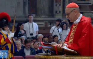 Cardeal Víctor Manuel Fernández profere hoje (1) a homilia na missa do sexto dia de Novendiales, na Basílica de São Pedro, no Vaticano.