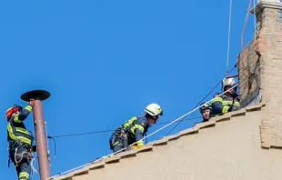 Chaminé é instalada hoje (2) na Capela Sistina, no Vaticano.