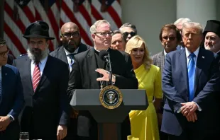 O bispo de Winona-Rochester, no Estado de Minnesota, EUA, dom Robert Barron discursa ao lado do presidente dos EUA, Donald Trump,  em evento do Dia Nacional de Oração, no Rose Garden, na Casa Branca, em Washington, D.C., EUA.