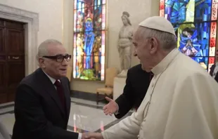 Papa Francisco se encontra com o cineasta americano Martin Scorsese no Vaticano em 30 de novembro de 2016.