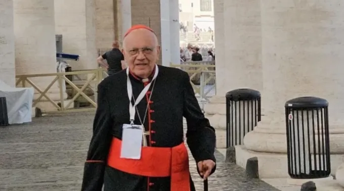Cardeal Baltazar Porras saindo de uma das congregações-gerais no Vaticano ?? 