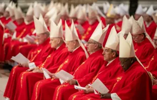 Cardeais participam ontem (1) da sexta missa de Novendiales pela alma do papa Francisco na Basílica de São Pedro, no Vaticano.